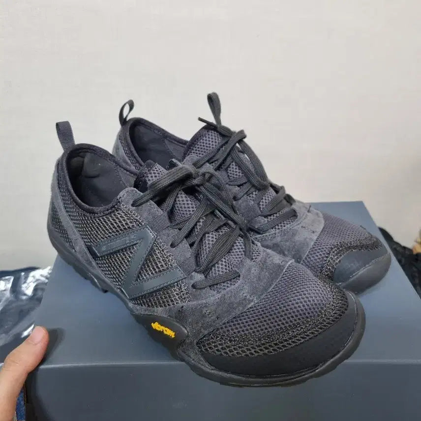 [BUNJANG] New Balance Minimus Black Mesh Suede Vibram Sole 270 / 뉴발란스 미니머스 블랙 캐슬랑 270