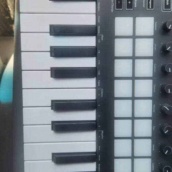 [BUNJANG] Novation Launchkey Mini MK3 MIDI Controller / 노베이션 런치키 미니 mk3 미디 컨트롤러