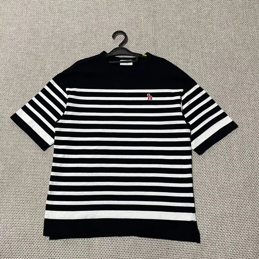 [BUNJANG] Hazzys Women's Striped Round Neck Short Sleeve T-Shirt (XS) / XS 헤지스 여성 스트라이프 라운드 반팔티 B.8493