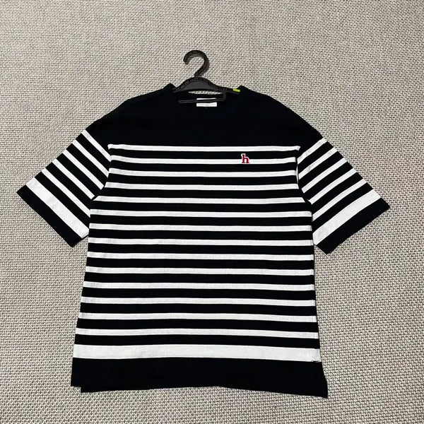 [BUNJANG] Hazzys Women's Striped Round Neck Short Sleeve T-Shirt (XS) / XS 헤지스 여성 스트라이프 라운드 반팔티 B.8493