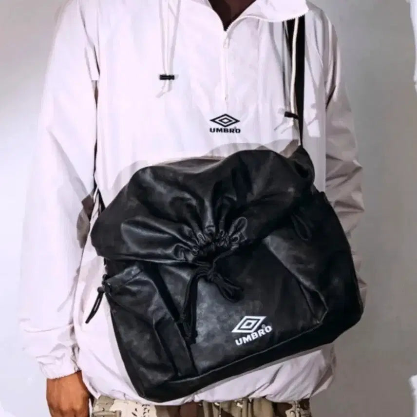 [BUNJANG] Freaks Store x Umbro PU Logo Shoulder Bag Black / 프릭스스토어x엄브로 별주 PU 로고 숄더백 블랙
