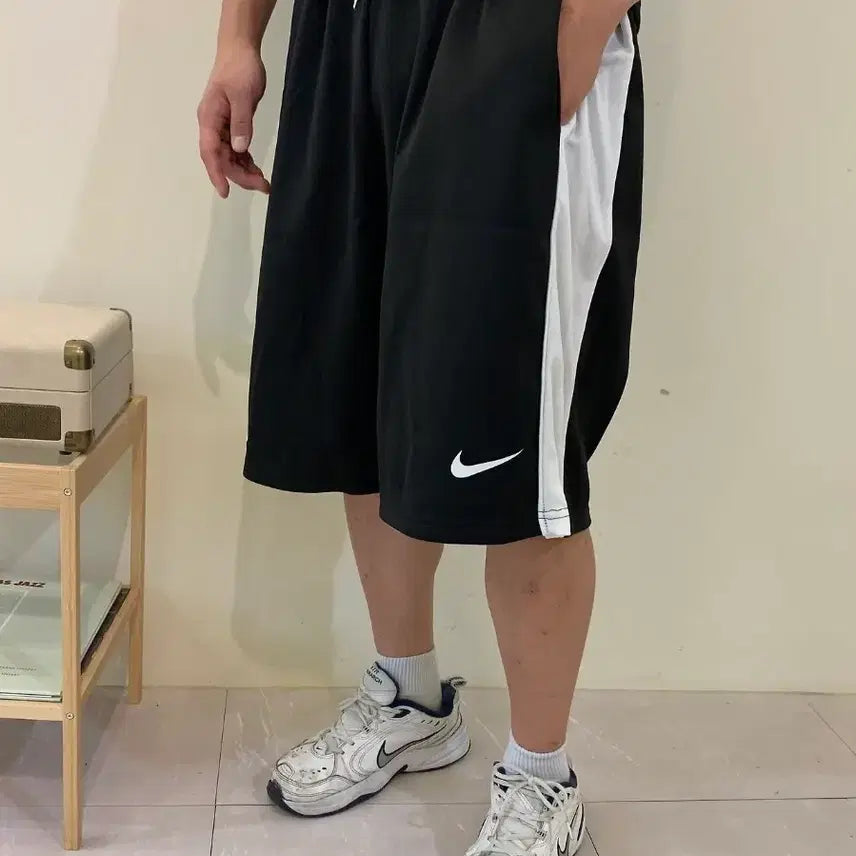 [BUNJANG] Unisex Lettering Color-Block Bermuda Shorts / 레터링 배색 버뮤다팬츠