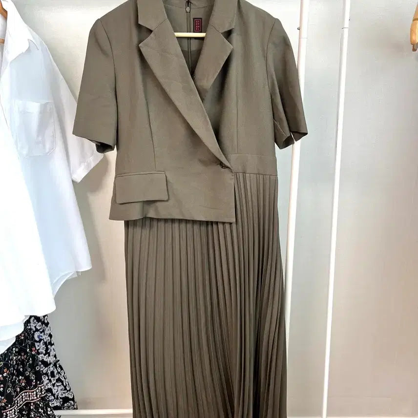 [BUNJANG] Stèphaneel Khaki Short-Sleeve Jacket Dress / 스테파넬 카키색 반팔 자켓 원피스 66 m