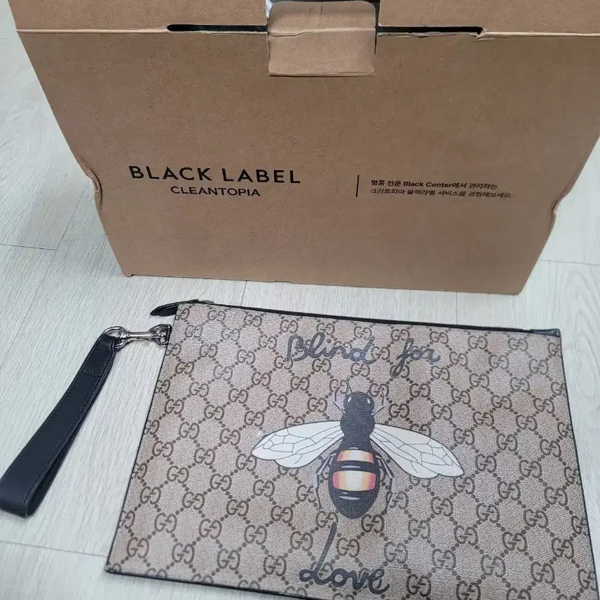 [BUNJANG] Gucci GG Supreme Bee Clutch Bag / 구찌 GG 수프림 꿀벌 클러치