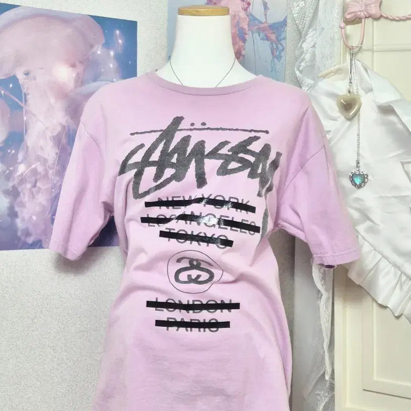 [BUNJANG] Stussy World Tour Taping Lavender Pink Gray Short Sleeve T-Shirt Grunge Y2K / 스투시 월드투어 테이핑 라벤더 핑크 그레이 반팔 티셔츠 그런지 y2k
