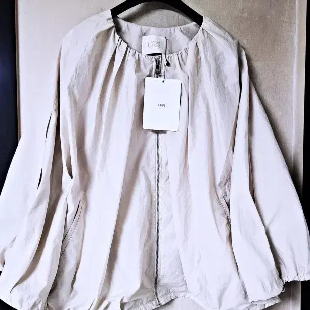 [BUNJANG] ORR Light Grey Woven Cape Zip-Up Cropped Jacket / ORR오르 라이트그레이 우븐 집업 케이프자켓 미착용품 폴1351