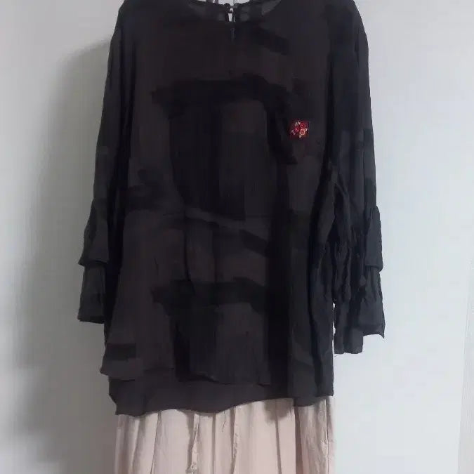 [BUNJANG] Natural Dyed Rayon Blouse with Frilled Sleeves / 인견 천연염색 소매프릴 블라우스 99~