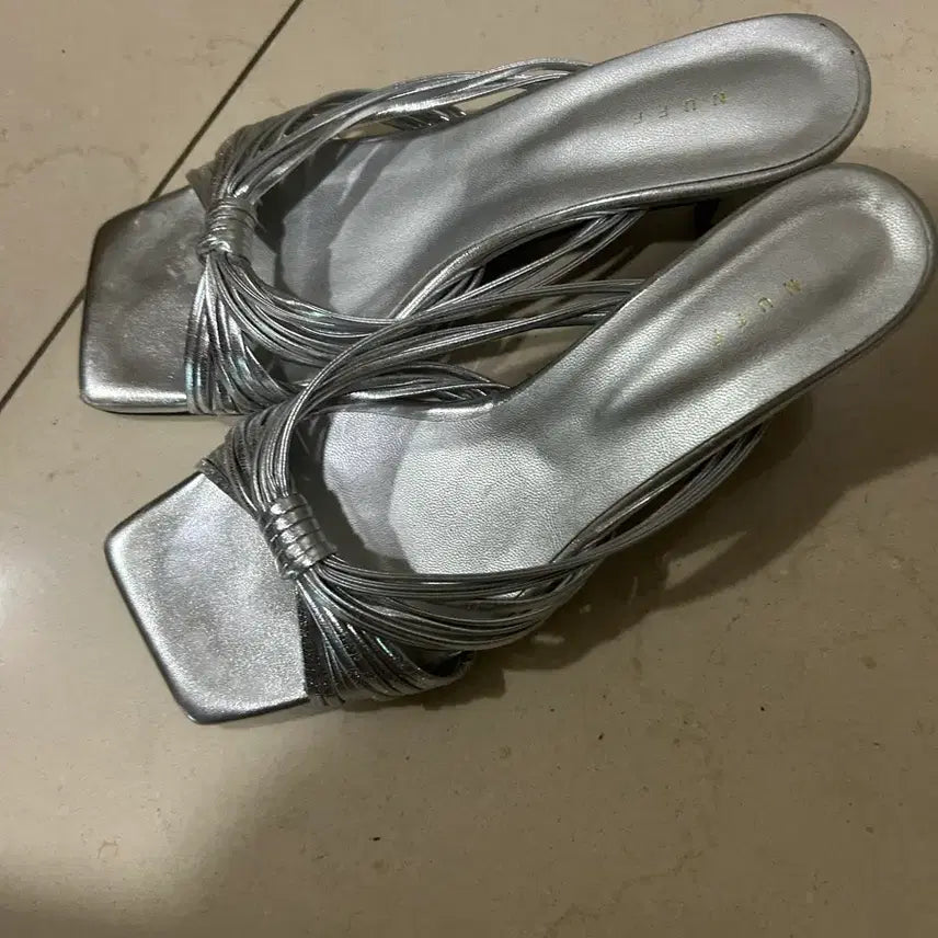 [BUNJANG] Women's Y2K Silver Strap Mule Sandals / 여성 y2k 갸루 실버 스트랩 뮬 샌들 사주세요좀하트만누르지말고