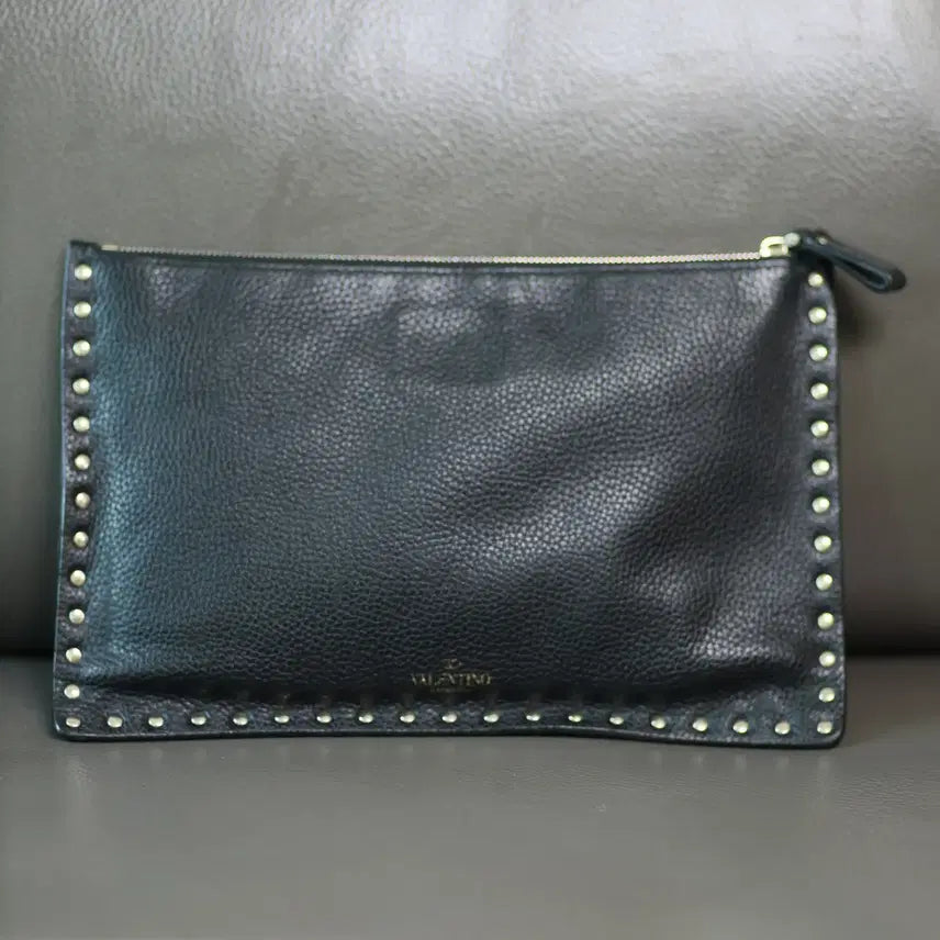 [BUNJANG] Valentino Garavani Rockstud Leather Clutch / 존재감 있는 발렌티노 락스터드 클러치