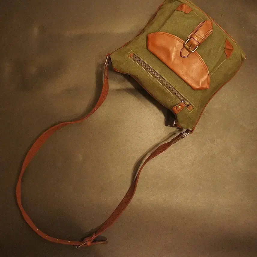 [BUNJANG] Liz Claiborne Vintage Canvas and Leather Crossbody Bag / Q341 리즈 클레이본남자 크로스백남성 미니가방미니백 가죽백천가방