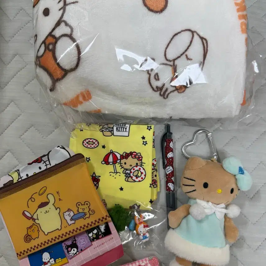 [BUNJANG] Sanrio Kitty, Pompompurin, My Melody Bundle Set / 키티 담요 키링 폼폼푸린 파우치 등 새상품 일괄