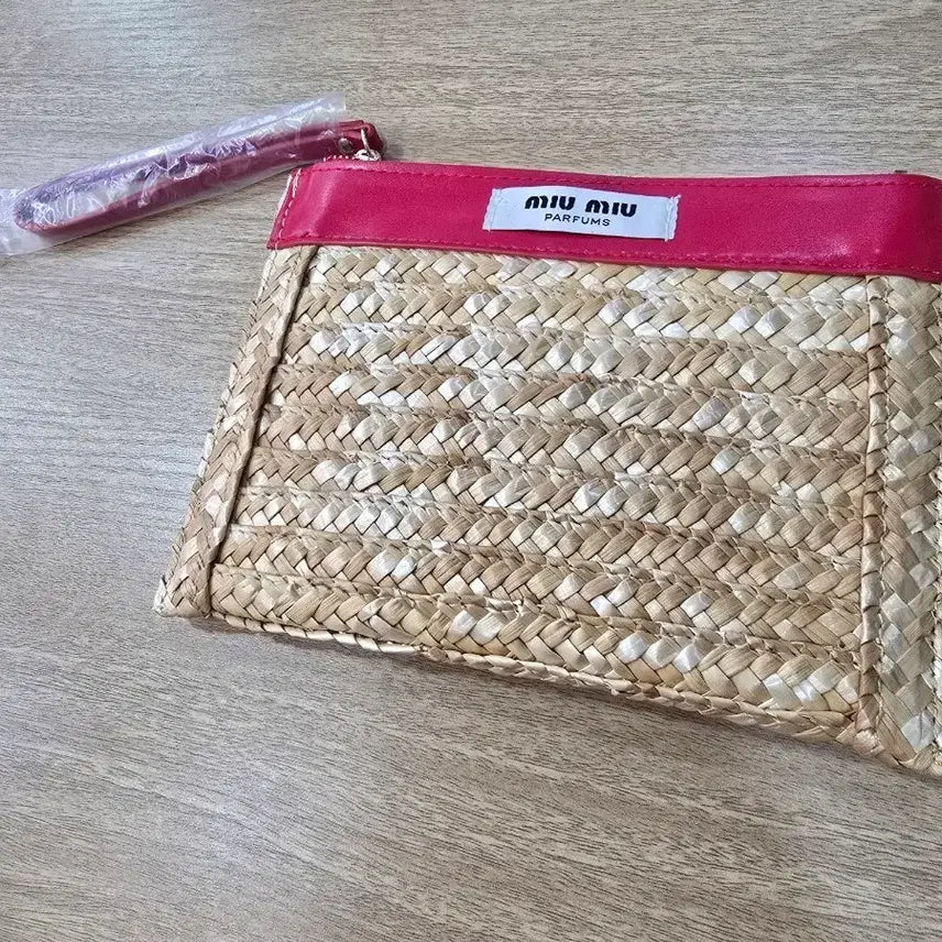[BUNJANG] Miu Miu Gift Red Pouch / 미우미우 기프트 레드 파우치 미사용품