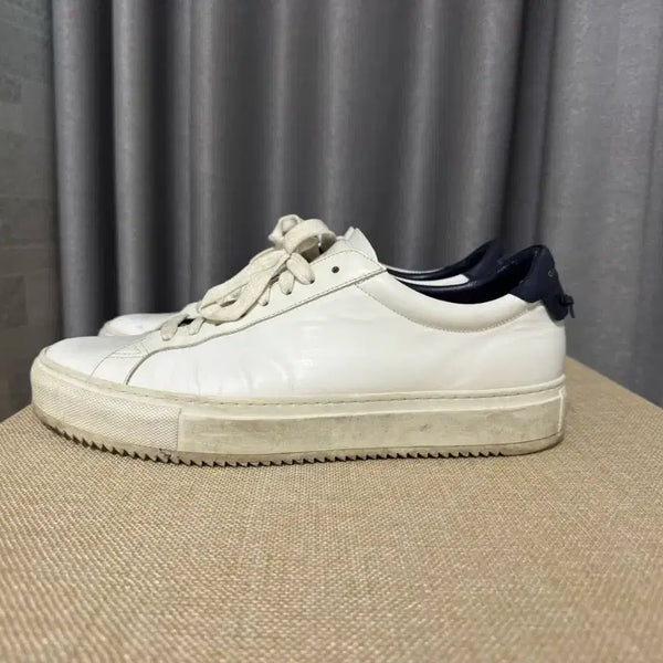 [BUNJANG] Givenchy White Sneakers with Navy Detail / 지방시 스니커즈