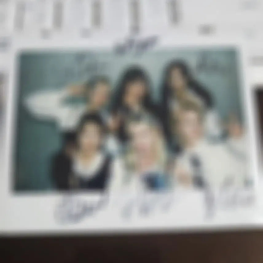 [BUNJANG] Everglow 6 Members Signed Polaroids / 에버글로우 6인 단체 싸인 폴라