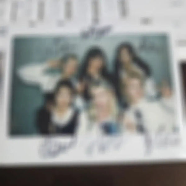 [BUNJANG] Everglow 6 Members Signed Polaroids / 에버글로우 6인 단체 싸인 폴라