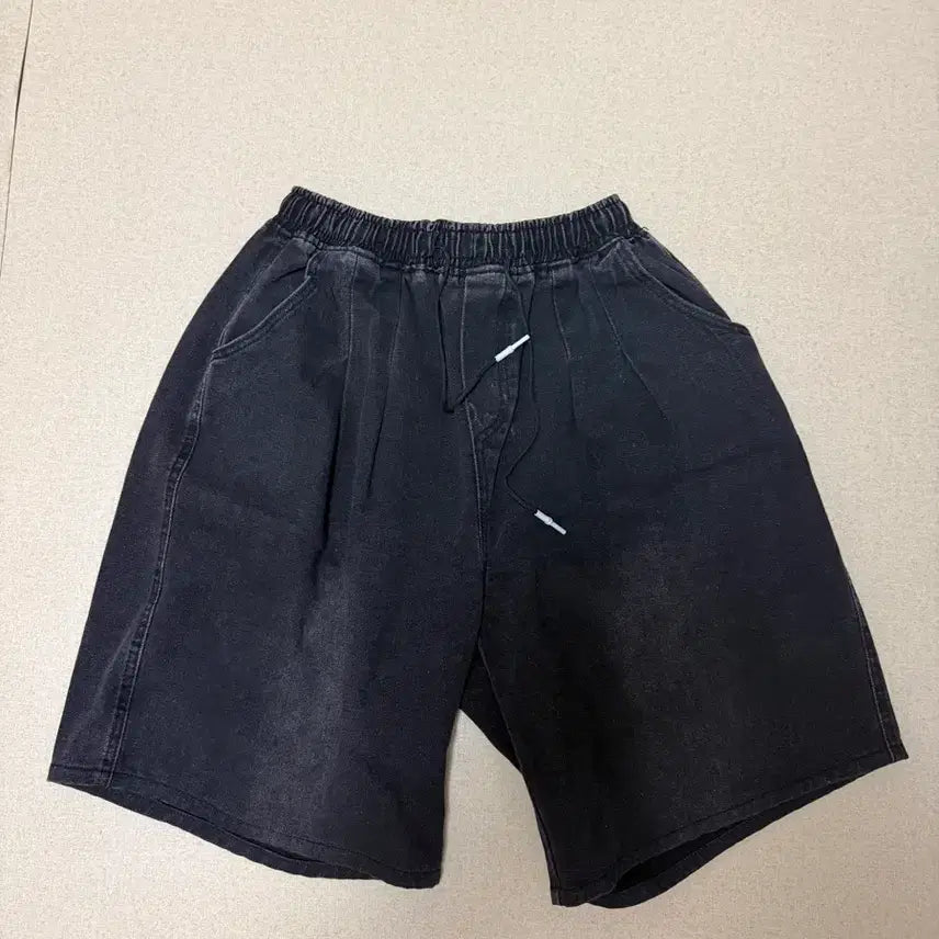 [BUNJANG] Black Denim Two-Tuck Banding Bermuda Shorts / 흑청 투핀턱 밴딩 버뮤다팬츠