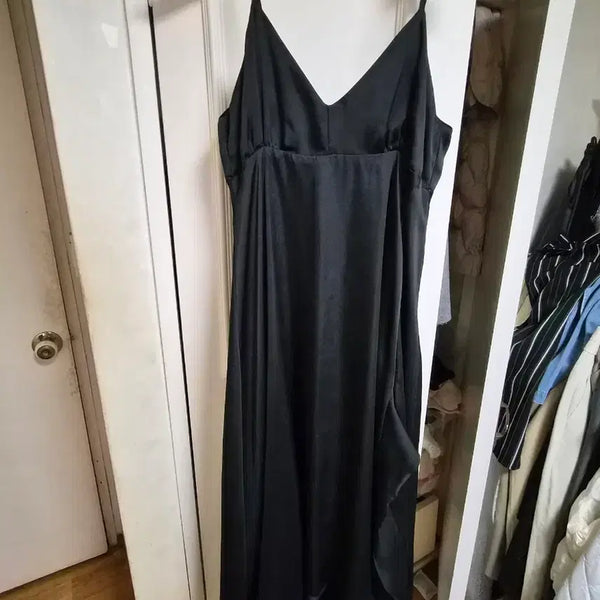 [BUNJANG] Black Long V-Neck Maxi Dress with Ruffle Hem / 블랙 롱 원피스