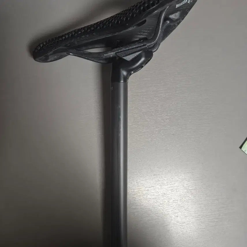[BUNJANG] Aircode 3D Carbon Saddle (Seatpost Included) / aircode 3d 카본 안장 (싯포스트 포함)