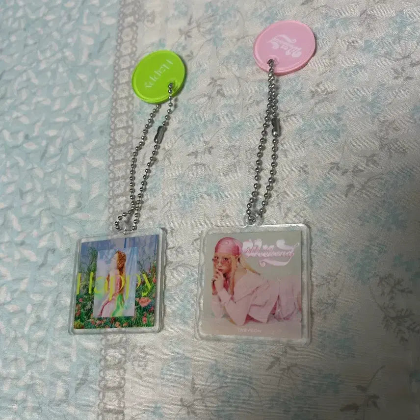[BUNJANG] Taeyeon 10th Anniversary Exhibition Album Keychain Happy, Weekend / 태연 10주년 전시회 앨범키링 해피, 위캔드 팝니다