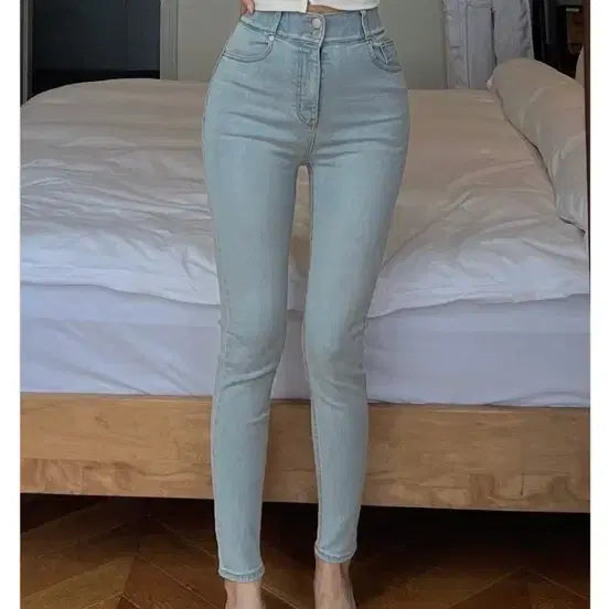 [BUNJANG] Kinda Ami High-Waisted Two-Button Light Wash Skinny Jeans / 카인다미골반볼륨업 투버튼 하이웨이스트 연청 스키니_골반뽕 청바지S