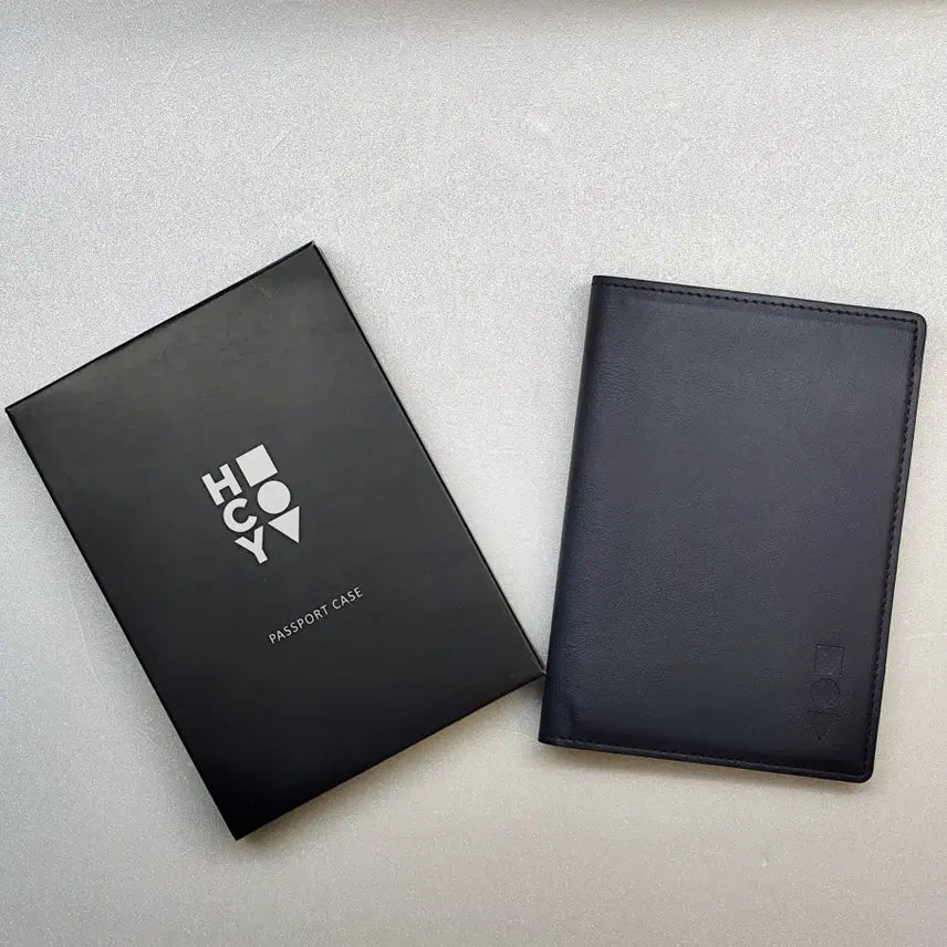 [BUNJANG] Hwang Chi Yeul HCY Initial Logo Leather Passport Case (Sealed) / [미개봉] 황치열(HWANG CHI YEUL) 굿즈 여권케이스