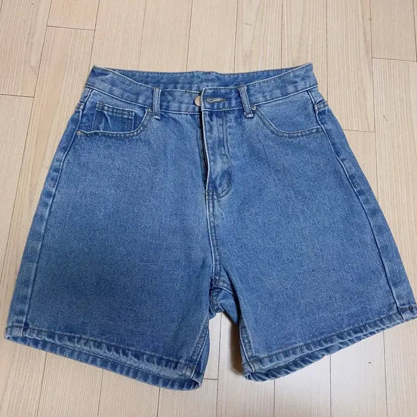 [BUNJANG] Mid-Wash Denim Shorts (Size M) / 중청반바지 M 새상품