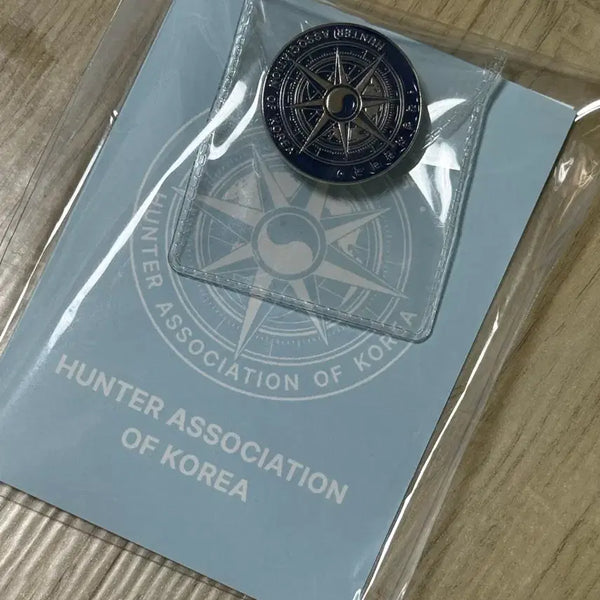 [BUNJANG] Hunter's Silent Life Management Bureau Badge & Photocard Set (Sealed) / 미개봉) 헌터는 조용히 살고 싶다 헌조살 관리국 배지 & 포토카드 세트