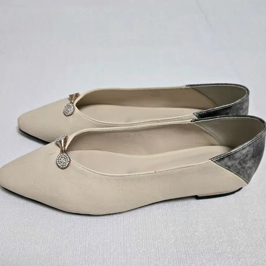 [BUNJANG] Women's Beige Cubic Ballet Flats / 여성 플랫슈즈 베이지색 큐빅 장식