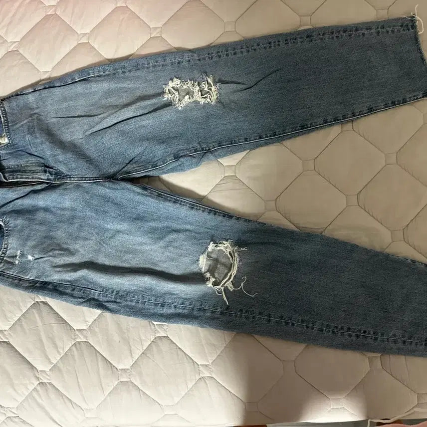 [BUNJANG] Uniqlo Women's High Rise Damage Straight Jeans / [24] 유니클로 여성 하이라이즈 데미지 스트레이트 청바지
