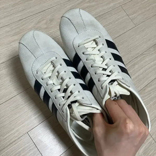 [BUNJANG] Adidas Tokyo Off-White Core Black Running Shoes 260 / 아디다스 도쿄 오프 화이트 코어 블랙 260 (100프로 정품)