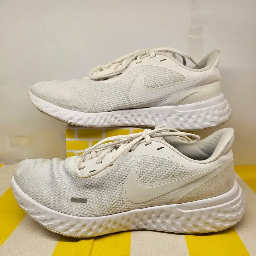[BUNJANG] Nike Revolution 5 White Running Shoes (265mm) / 사이즈  265mm /  나이키 레볼루션 5 화이트