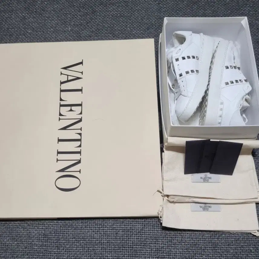 [BUNJANG] Valentino Rockstud Sneakers White Size 36 / 발렌티노락스터드스니커즈36