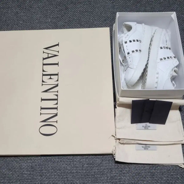 [BUNJANG] Valentino Rockstud Sneakers White Size 36 / 발렌티노락스터드스니커즈36