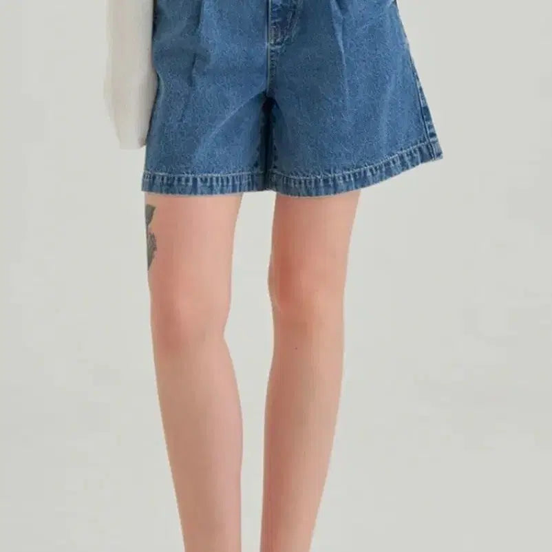 [BUNJANG] ELLE PARIS Women's One Pintuck Half Denim Shorts / ELLE PARIS 여성용 원핀턱 하프 데님쇼츠