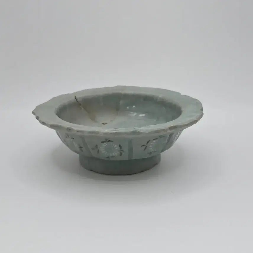 [BUNJANG] Authentic Goryeo Celadon Black and White Inlaid Chrysanthemum Plate / 진품 고려청자 흑백상감 국화문 접시 골동품