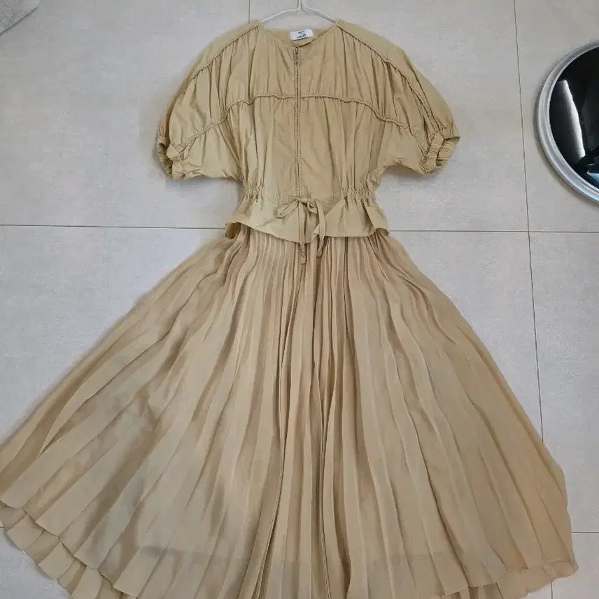 [BUNJANG] Obzee Light Beige Pleated Dress / 한섬의류 오브제 라이트 베이지 플리츠 원피스