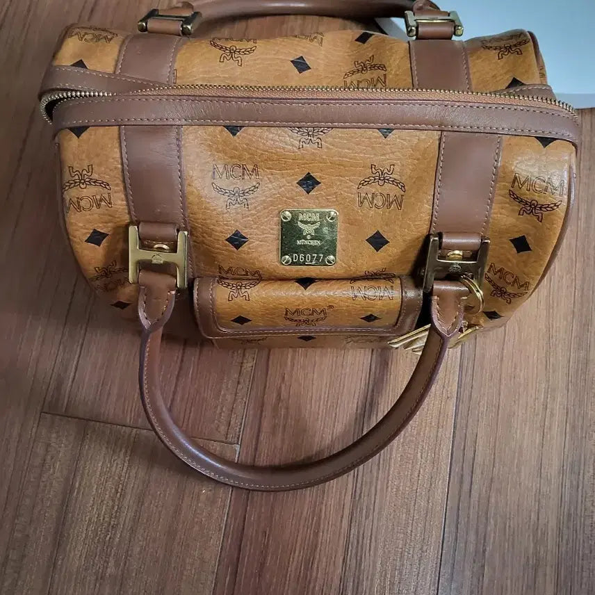 [BUNJANG] MCM Classic Pattern Shoulder Bag / 엠씨엠 가방 성주택 있어요