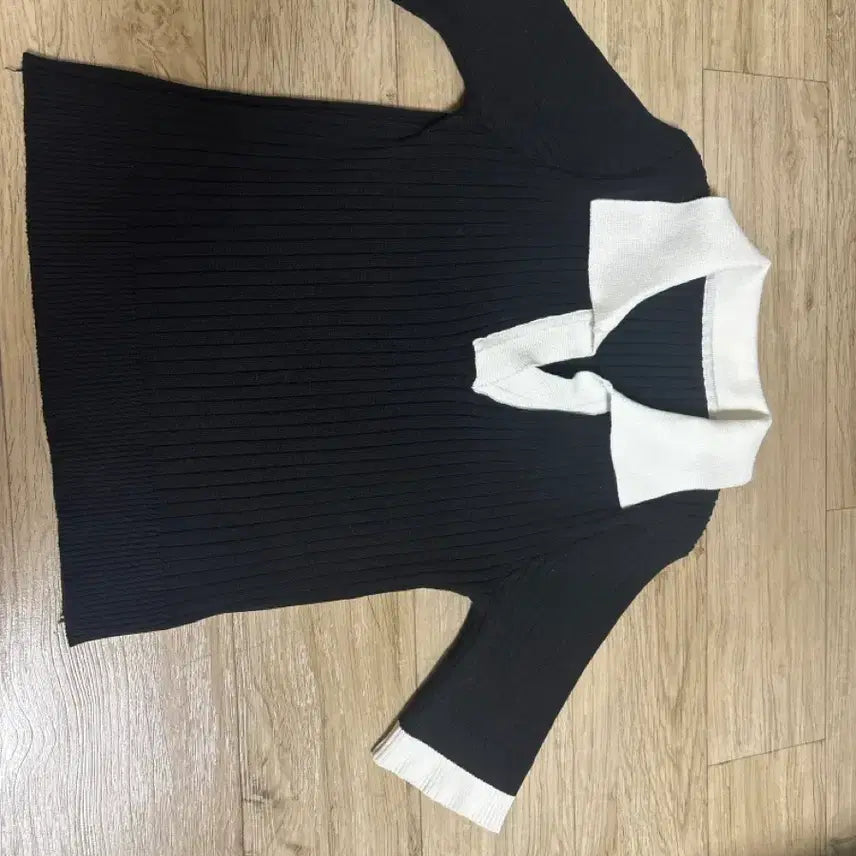 [BUNJANG] Colorblock Collar Knit Sweater / 블랙 화이트 배색 카라 니트