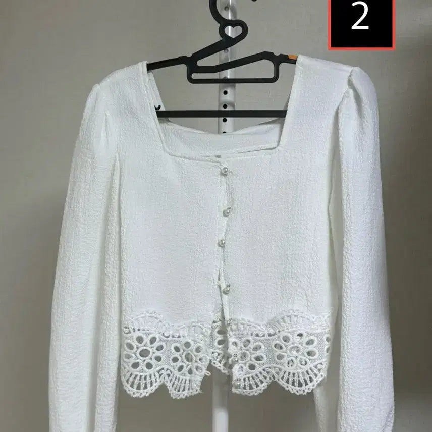 [BUNJANG] White Lace Detail Blouse with Pearl Buttons / 블라우스 장당 0.45 개인중고의류 정리
