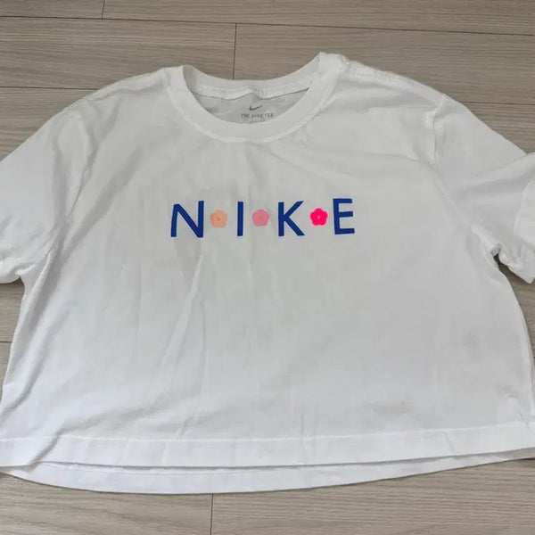 [BUNJANG] Nike White Cropped Short Sleeve T-Shirt Floral Embroidery / 나이키 크롭 반팔 티셔츠 흰색 꽃 자수