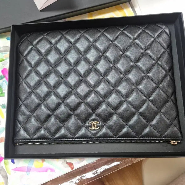 [BUNJANG] Chanel Classic New Medium O'Case Clutch Bag Caviar Black Gold Hardware (22 Series) / 샤넬 클래식 뉴미디움 오케이스 클러치 캐비어 블랙 금장(22번대)