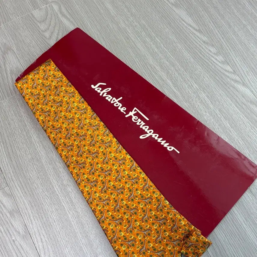 [BUNJANG] Salvatore Ferragamo Orange Giraffe Pattern Silk Necktie (Authentic) / 페라가모 오렌지 기린 패턴 실크 넥타이 (정품)