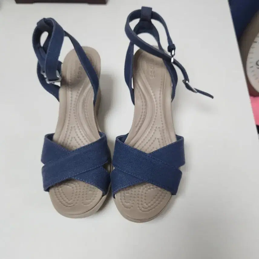 [BUNJANG] Crocs x Wedge Sandals Navy 235 / 크록스 엑스 웨지 샌들 네이비 235