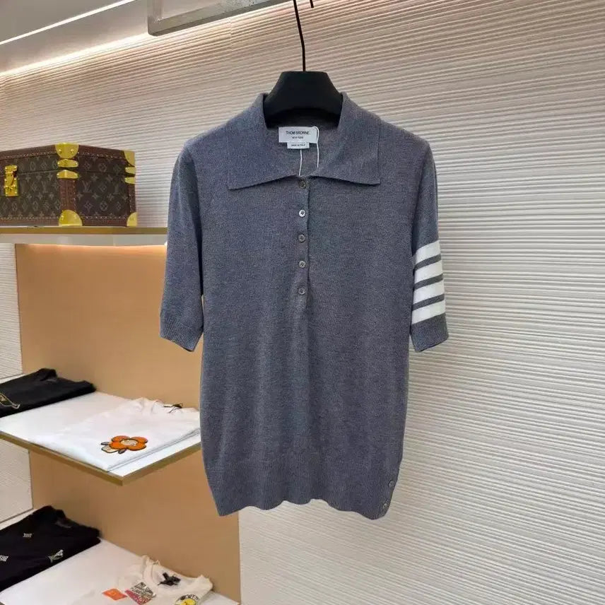 [BUNJANG] Thom Browne Men's Fine Merino Wool 4-Bar Short Sleeve Knit Polo Shirt - Medium Grey / 톰브라운 남성 파인 메리노 울 4-바 반팔 니트 폴로 셔츠 미디움 그레이 매장구매