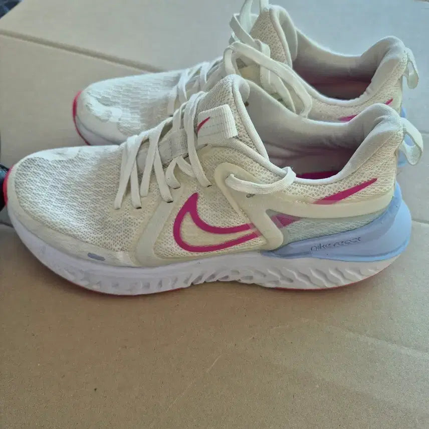 [BUNJANG] Nike React Women's Running Shoes White/Pink 240mm / 나이키 리액트 여성 운동화 화이트 핑크240
