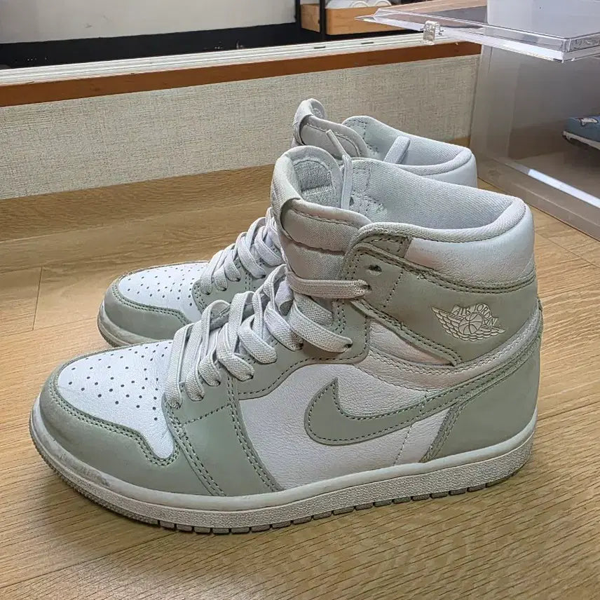 [BUNJANG] Nike Air Jordan 1 High OG "Light Mint" Sneakers (235mm) / 나이키 운동화 에어조던 1 하이 OG 라이트 민트 235