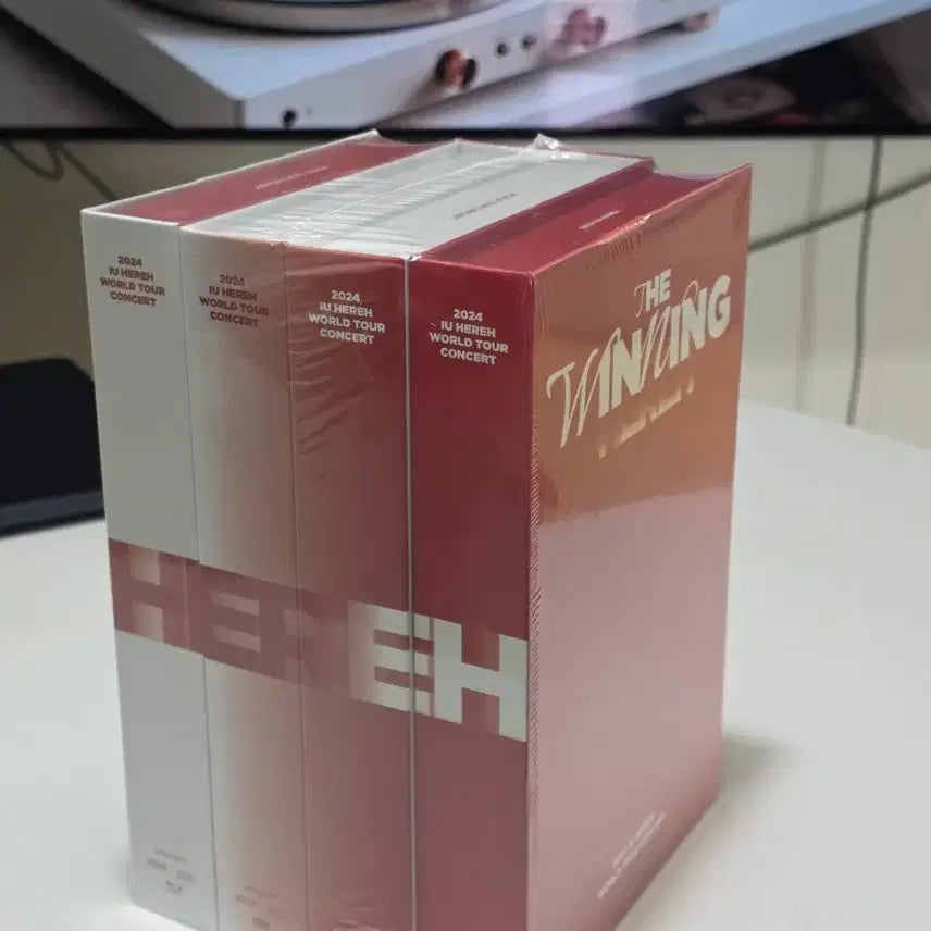 [BUNJANG] IU 2024 <HEREH> World Tour Concert Blu-ray + DVD Set / [SET](블루레이+DVD) 아이유 - 2024 IU <HEREH>