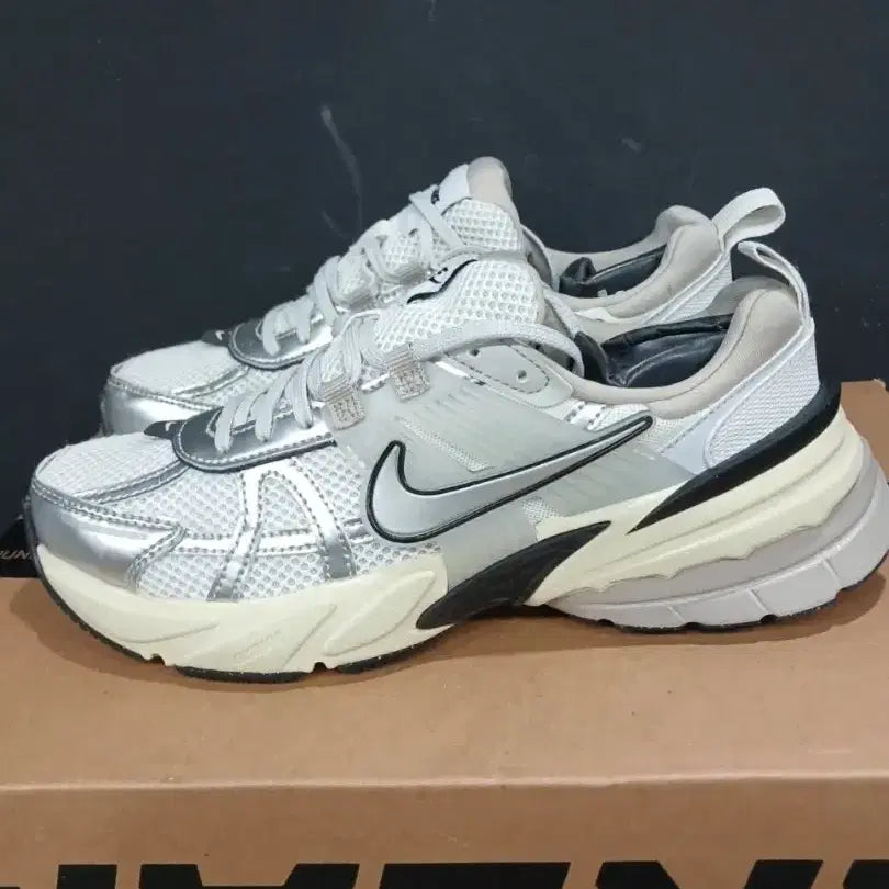 [BUNJANG] Nike V2K Run Silver 250mm Mesh & Metallic Silver Running Shoes / 나이키 V2K 런 250