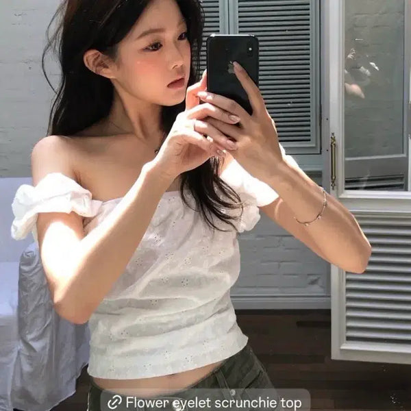 [BUNJANG] The Barnet Flower Eyelet Scrunchie Top / 더바넷 플라워 아일렛 스크런치 탑