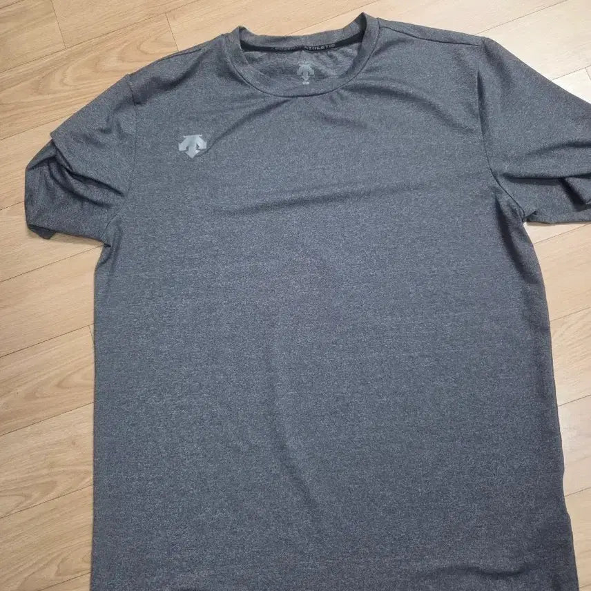 [BUNJANG] Descente Functional Short Sleeve T-Shirt Gray Size 100 / 데상트 기능성 반팔 티셔츠 그레이 100